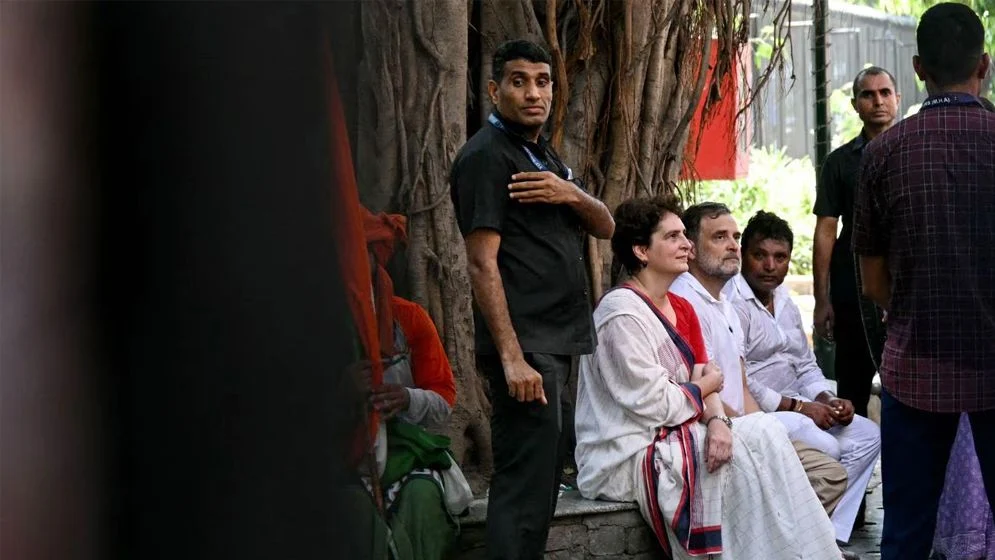 সিইসি'র পদত্যাগ দাবিতে আন্দোলন: রাহুল-প্রিয়াঙ্কা গান্ধী আটক, কয়েক মিনিট পর মুক্তি